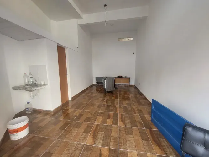 Loja reformada, com 30 metros , piso cerâmica, 1 banheiro no bairro colégio batista/flores