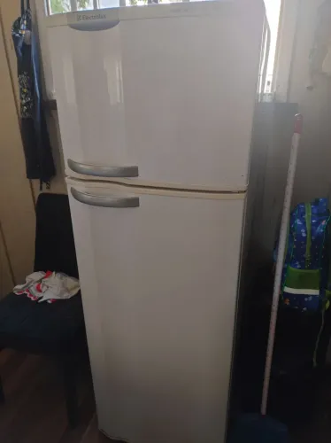 Geladeira Eletrolux D33