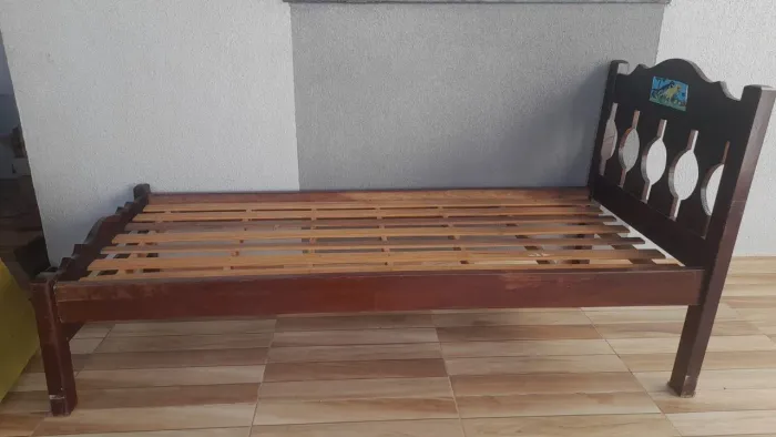 Cama de solteiro em madeira maciça