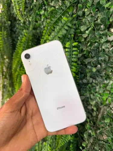 iPhone xr 128gb apenas o fundo trincado, aparelho todo original