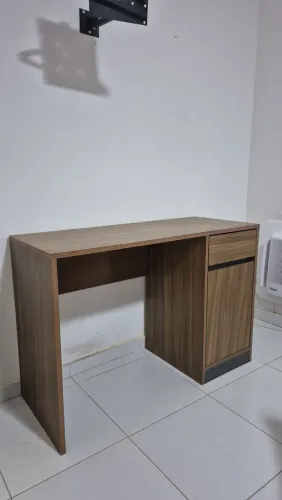 Escrivaninha com poucas marcas de uso!