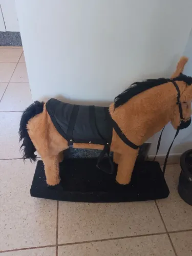 Cavalinho de madeira infantil