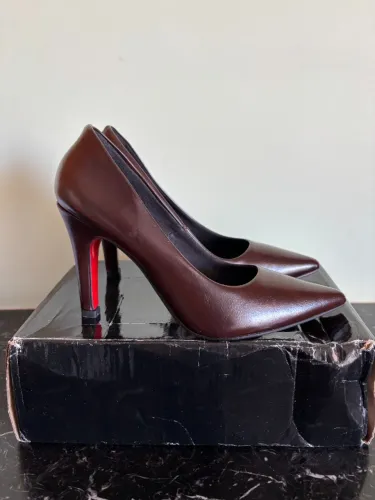 Scarpin Marrom Feminino Loris Shoes Nº 37 NOVO Salto Alto Solado Vermelho