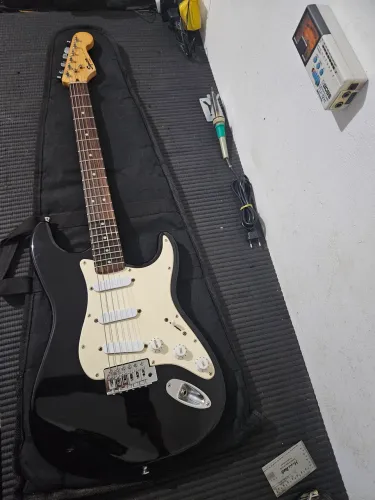Squier Bullet Strat (Indonésia) - Blindada + Regulada + Escala Escalopada (15ª em diante)