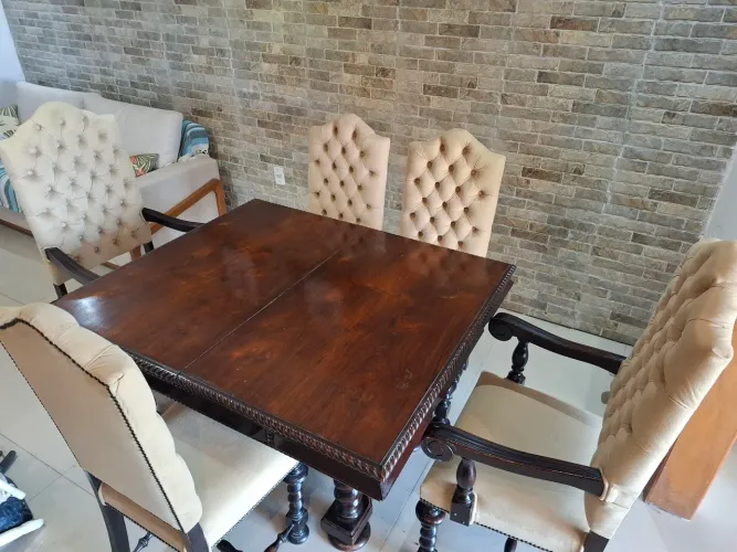 Conjunto de mesa e cadeiras em estilo manuelino