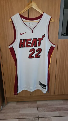 Regata Miami Heat association Jimmy Butler