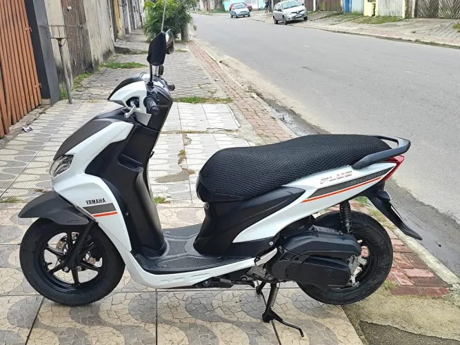 Vendo moto fluo intacta não usei