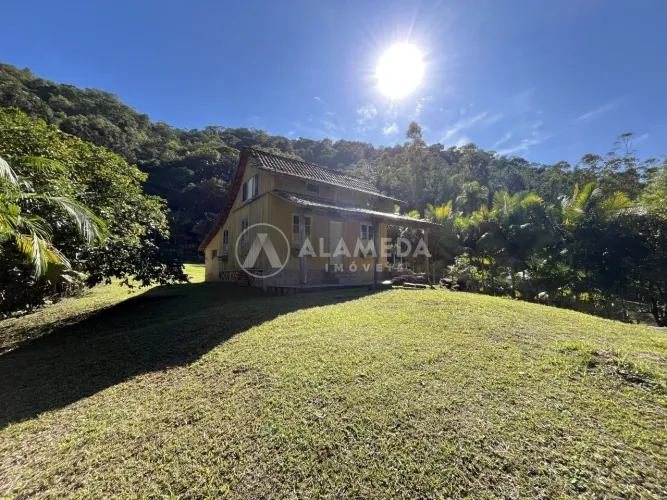 Sítio à venda com 50.000m² e Escritura Pública, unindo história e natureza preservada entr