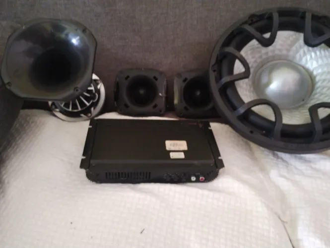 Vendo 2 caixa de boca de som e uma tuita