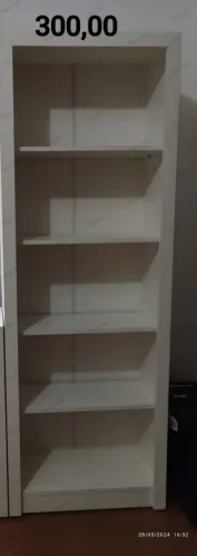 Armário com prateleiras sem porta