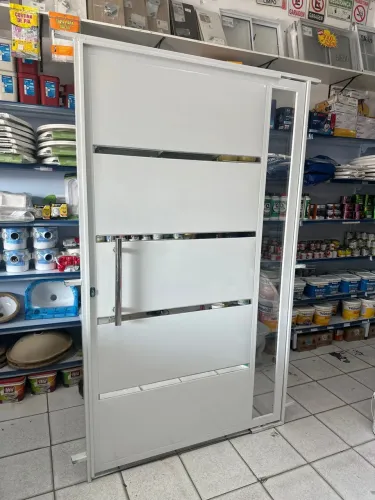 Porta pivotante com puxador de inox e detalhes em vidro