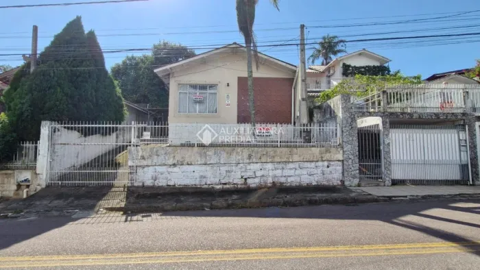 Casa com terreno amplo em Capoeiras para reforma ou novo projeto