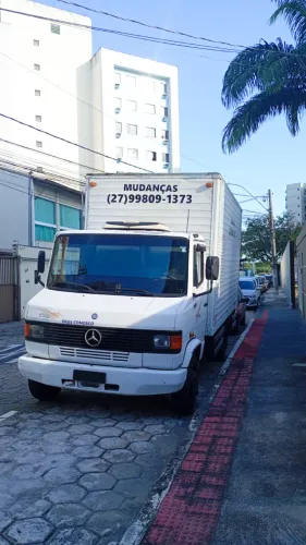 Caminhão Mercedes-Benz 710 - 2006 com baú - Excelente estado!