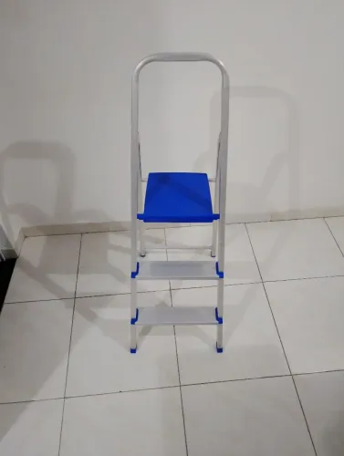 Escada de alumínio de 3 degraus em excelente estado.