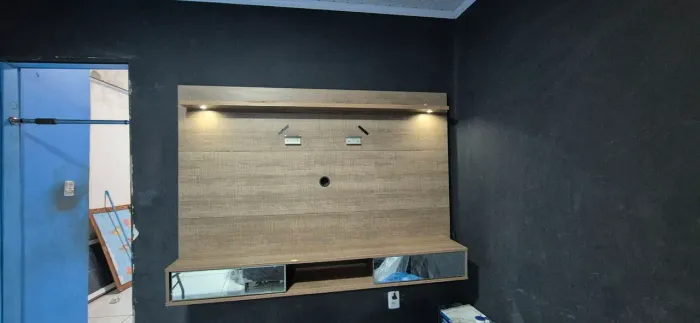 Painel TV com luzes e prateleira suspensa