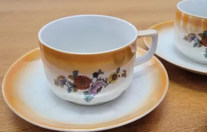 Jogo de Xícaras de Porcelana com Pires - Estampa Floral Vintage