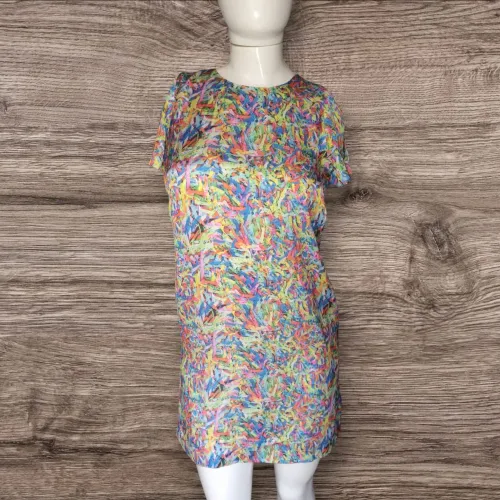 Vestido acetinado com estampa de fitinhas