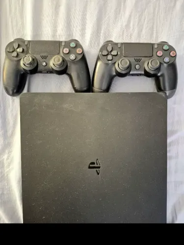 PlayStation 4 Slim + 2 Controles