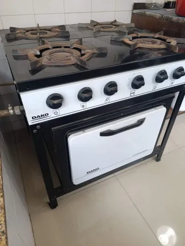 Fogão Industrial 4 Bocas Preto com Forno e Dupla Chama Dako Couraçado