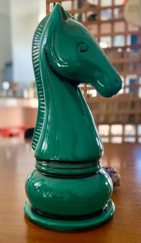Escultura porcelana cavalo xadrez - 26 cm