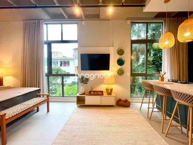 Studio mobiliado com vaga de garagem em Canasvieiras a poucos minutos de Jurerê.