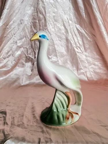 garça decorativa retrô em faiança rosa verde antigo antiquario decoração vintage coleção