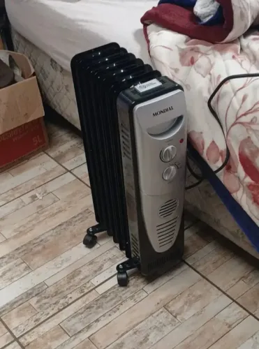 Aquecedor de Ambiente Mondial A-06 A Óleo Preto e Prata 1500W 127V