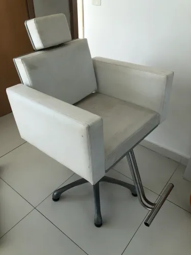Cadeira de cabeleireiro e espelho 