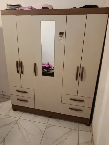 Vendo um guarda-roupa no valor de r$ 500 preço a negociar retirada no local 
