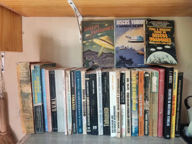 Coleção com 30 Livros Antigos de Ufologia, OVNIs e Discos Voadores - Raros
