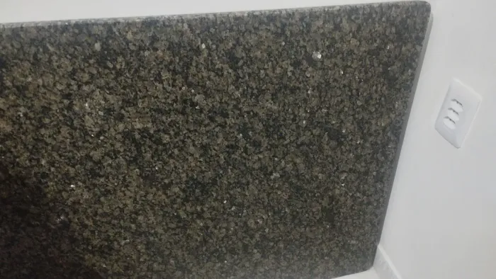 Mesa de mármore preta sem as cadeiras