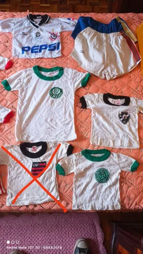 Camisas de futebol vintage, final anos 70 até anos 90. Somente tamanhos pequenos.