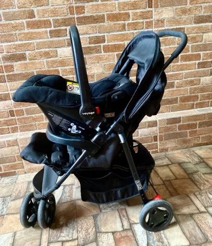 Carrinho de bebê + bebê conforto Voyage Preto