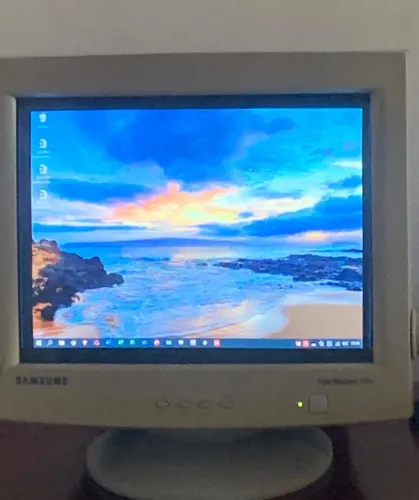 Monitor CRT Samsung SyncMaster 753V funcionando perfeitamente