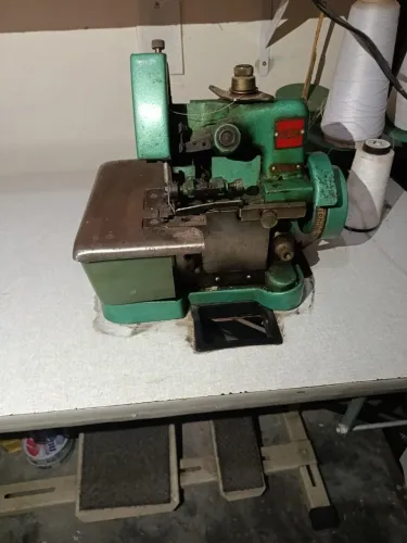 Vendo máquina overlock semi nova