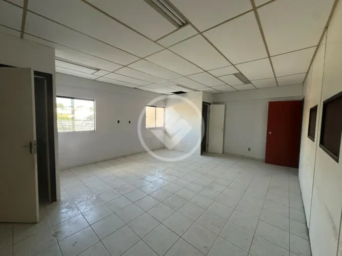 Sala comercial na Av. Rubens de Mendonça, com 52M2, vista panorâmica, banheiro. Locação $