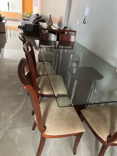 Mesa de jantar com tampo de vidro 1,07x2,20mt; 08 cadeiras almofadadas maciças