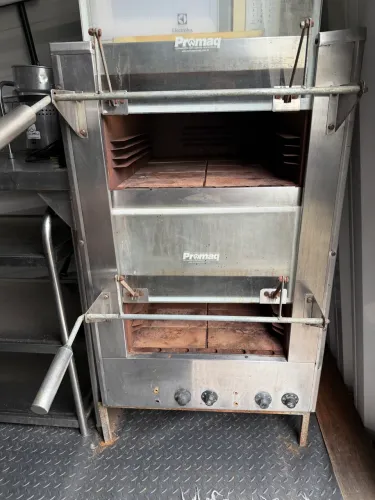 Forno elétrico Promaq 220v são 2 compartimentos tenho as grades