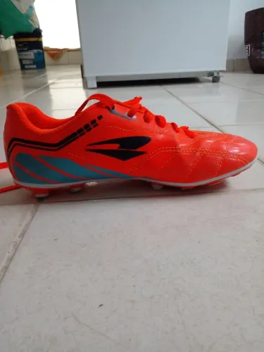 Vendo chuteira de futebol seminova número 38/39 usada só uma vez