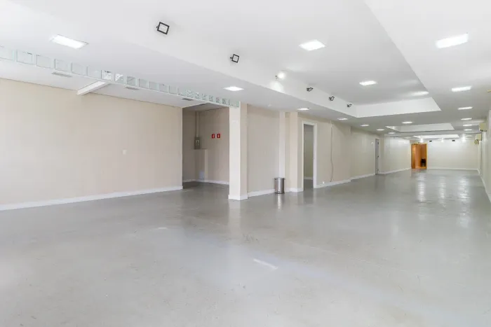 Casa para locação em Higienópolis com 8 banheiros, 8 vagas, 550m²