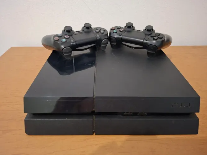 Ps4 com 2 controles 