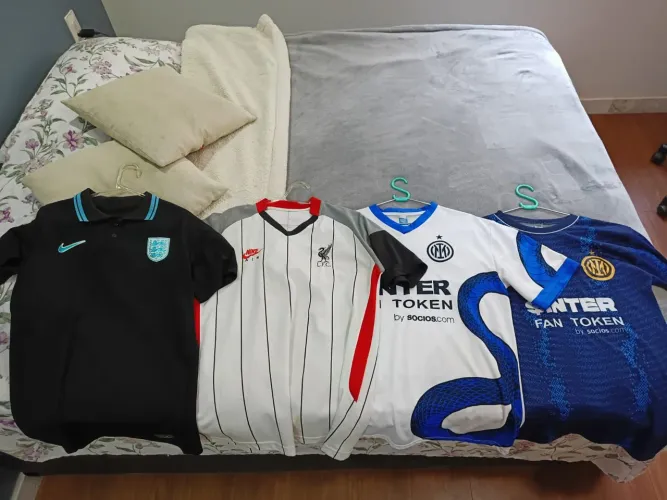 4 Camisas De time internacionais, Inter de Milão, Liverpool e Inglaterra.