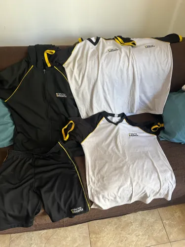 Uniformes usados do colégio intelecto
