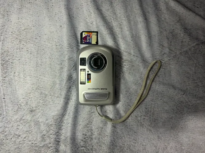 Kokak easyshare c300 no estado!! ( testei com pilhas normais e não ligou)