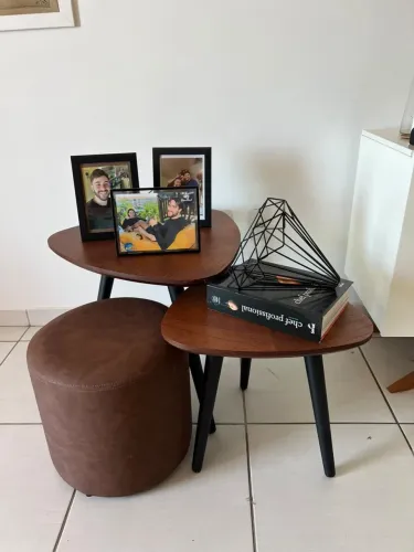 Conjunto Tok&Stok: 2 mesas laterais ninho + puff de couro marrom