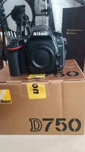 câmera Nikon d750 330K CLICKS com caixa e carregador !!