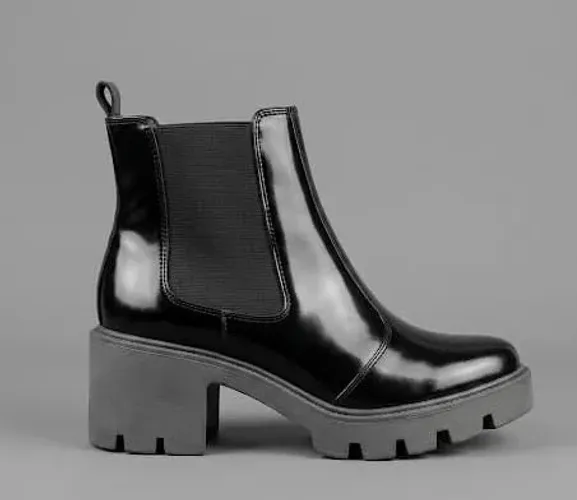 Bota preta, cano médio, Tratorada, marca Sonho dos Pés, número 35, NOVA. 
