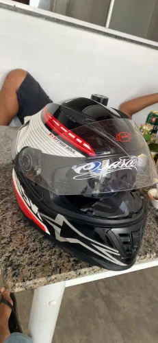 Capacete adesivado