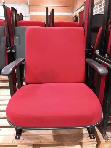 Cadeiras estofadas para Auditórios, cinemas e igrejas