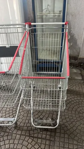 Vendo 8 mil carrinhos de mercado Semi-novos. 240 reais a unidade.